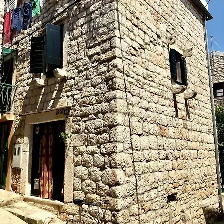 Abba House Vis